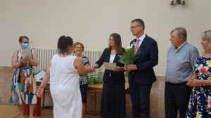 Dr. Urbán Edina díjat ad át
