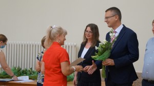 Dr. Rétvári Bence dolgozói kitüntetést ad át